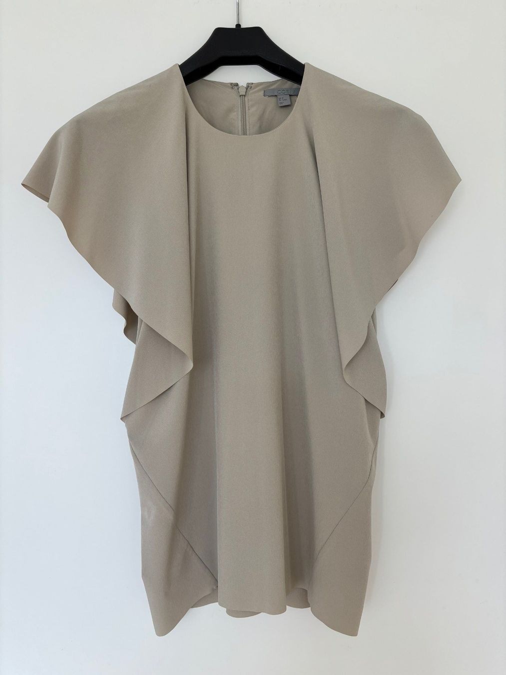 Cos Top: COS Top mit Wasserfallärmel Gr. 34, NEU – Nuovo (secondo la descrizione) da Zürich venduto da dulceamargo