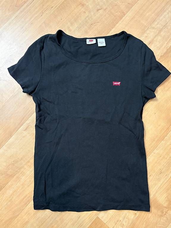 Levi's T-shirt: Neues T-Shirt von Levis Gr. M – Nuovo (secondo la descrizione) da Willisau venduto da ani_gtk8