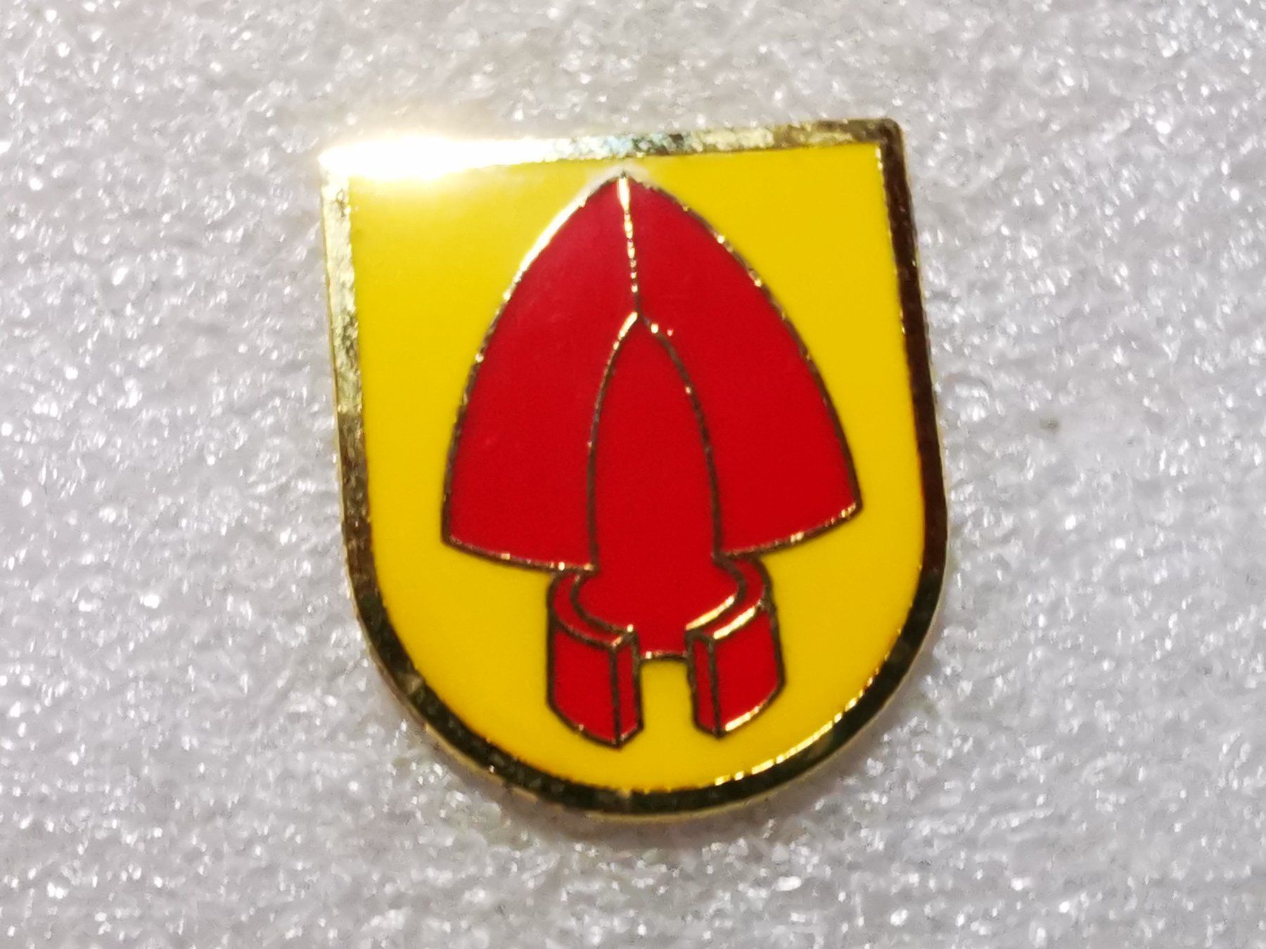 Placchette & Badge: Ansteckpin 31: Wappen Stettlen – Usato da Oppligen venduto da Pin-Fall-Shop