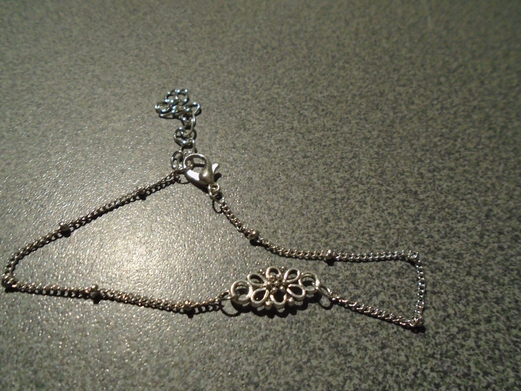 Bracciali & Braccialetti: Armband, silberfarbig, Blume – Nuovo e nell'imballaggio originale da Zürich venduto da abraxas1291
