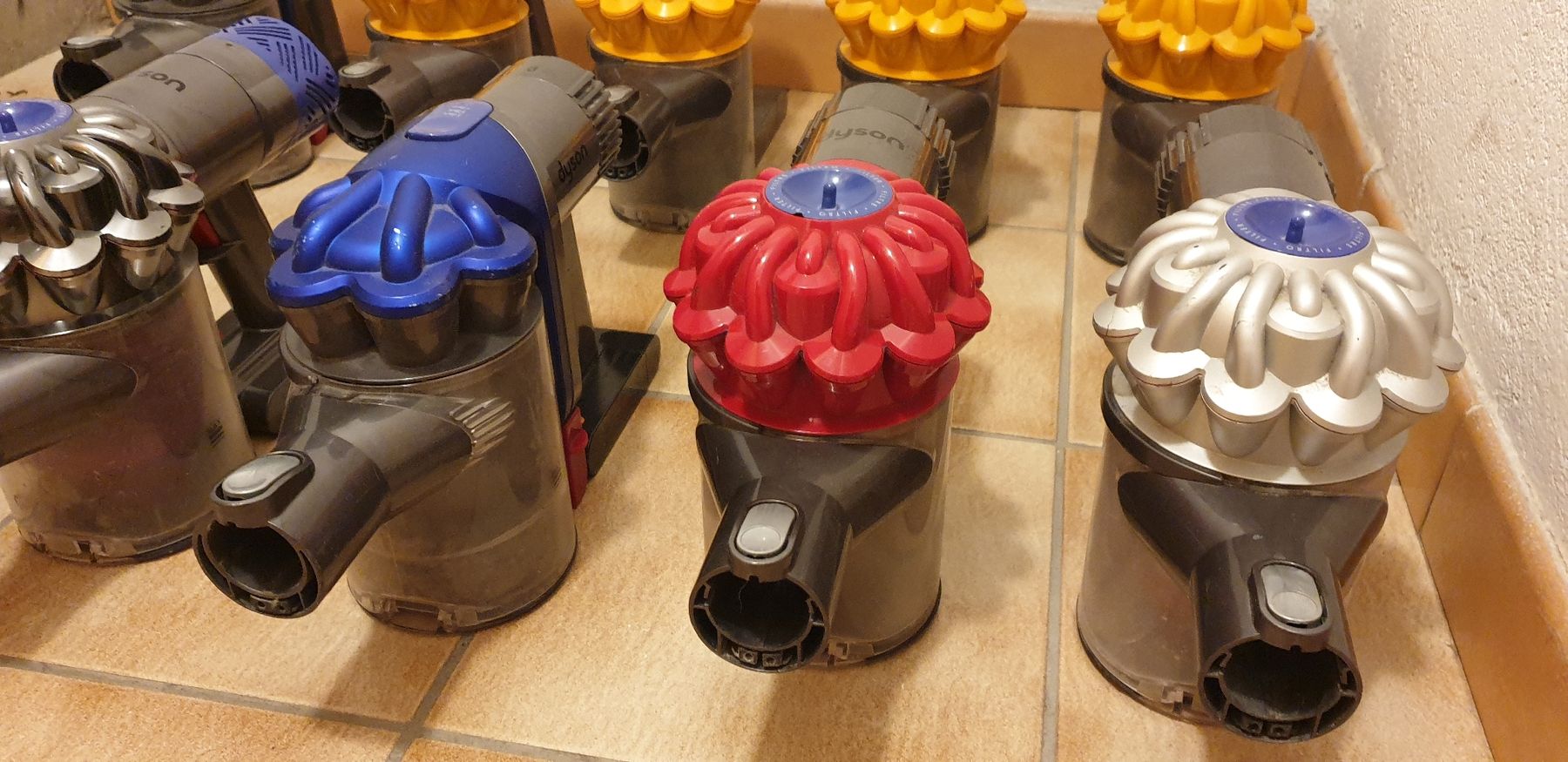 Dyson Aspirapolveri & Accessori: 10x Stuck Dyson Staubsauger !! – Difettoso da Saxonne (Ayent) venduto da SnowRoof 3