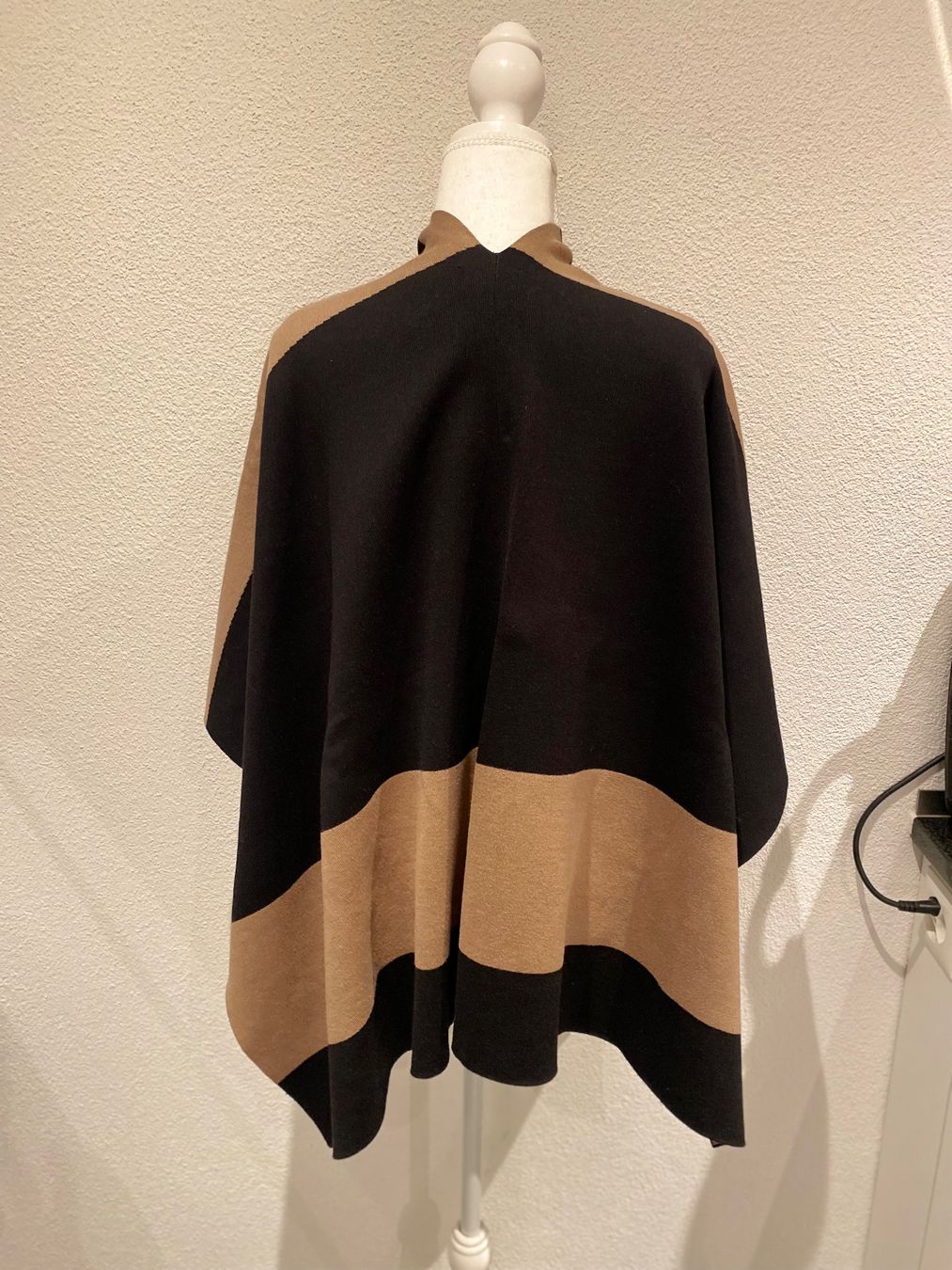 Altro in Moda donna: Neuer Monari Poncho mit Logoschrift , Medium , – Nuovo e nell'imballaggio originale da Illnau venduto da Sniwi67 5