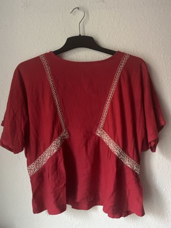 Top Mango rouge brodé, taille XS