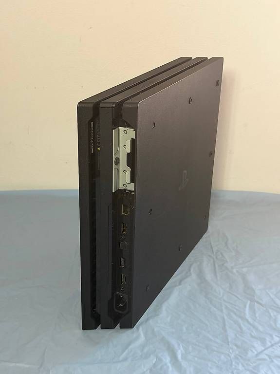 Console: PlaySation 4 Pro SSD 500GB 2 controller et cables – Usato da Ulmiz venduto da CrisCom 1