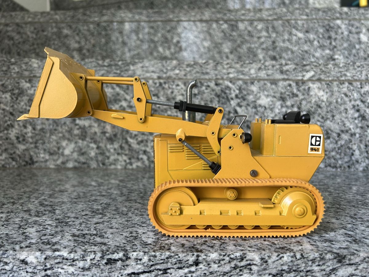 Caterpillar Kit di modellismo & Modellini statici: Caterpillar 941 , 1:24 , NZG – Usato da Horw venduto da Tigercat635