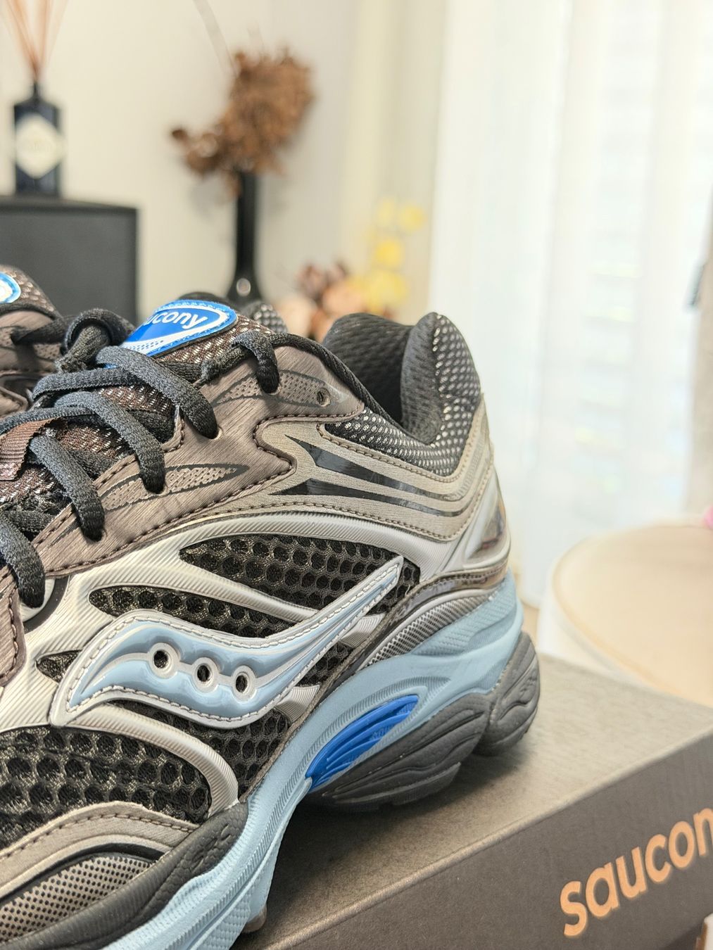 Saucony Scarpe da uomo: Saucony ProGrid Omni 9 Disrupt Black Torte – Nuovo e nell'imballaggio originale da Yverdon-les-Bains venduto da ioustock 2