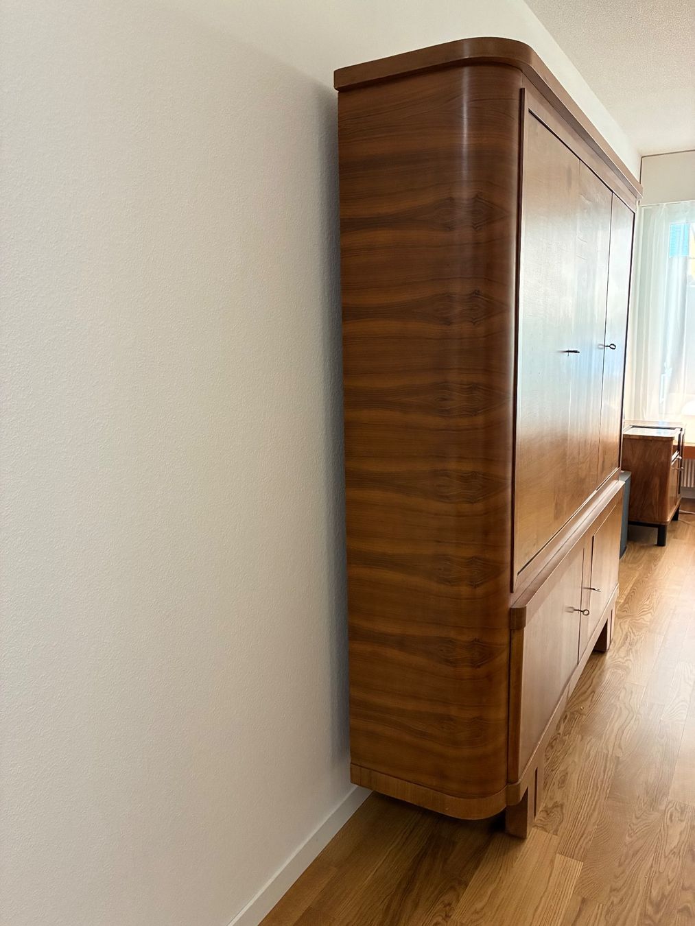 Armoires: Buffetschrank Nussbaum furniert – D'occasion à Zürich par ZH-OERLIKON 2