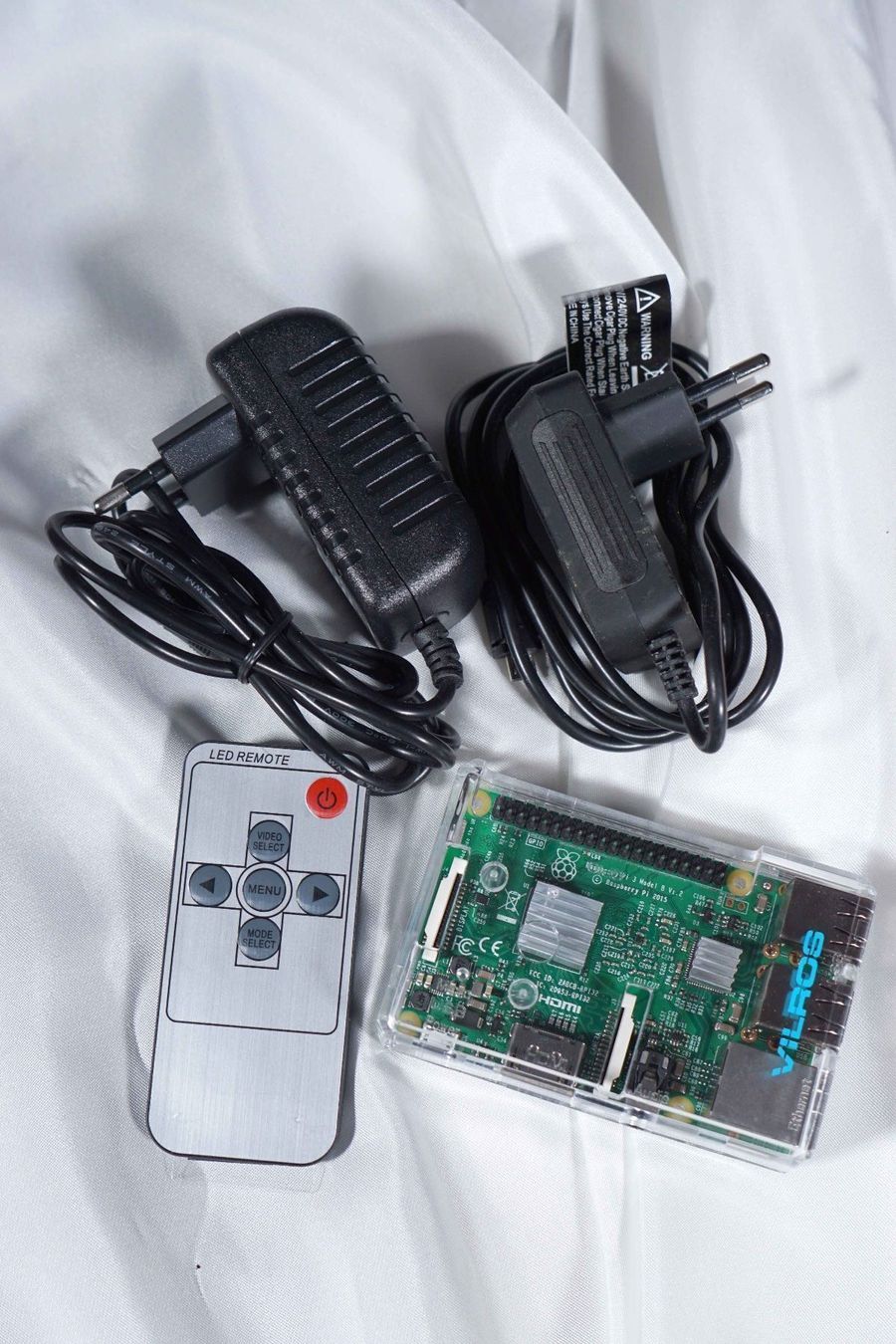 PC: Raspberry Pi 3 Mod. B mit Bildschirm-Set – Nuovo (secondo la descrizione) da St. Gallen venduto da Acer0110 7