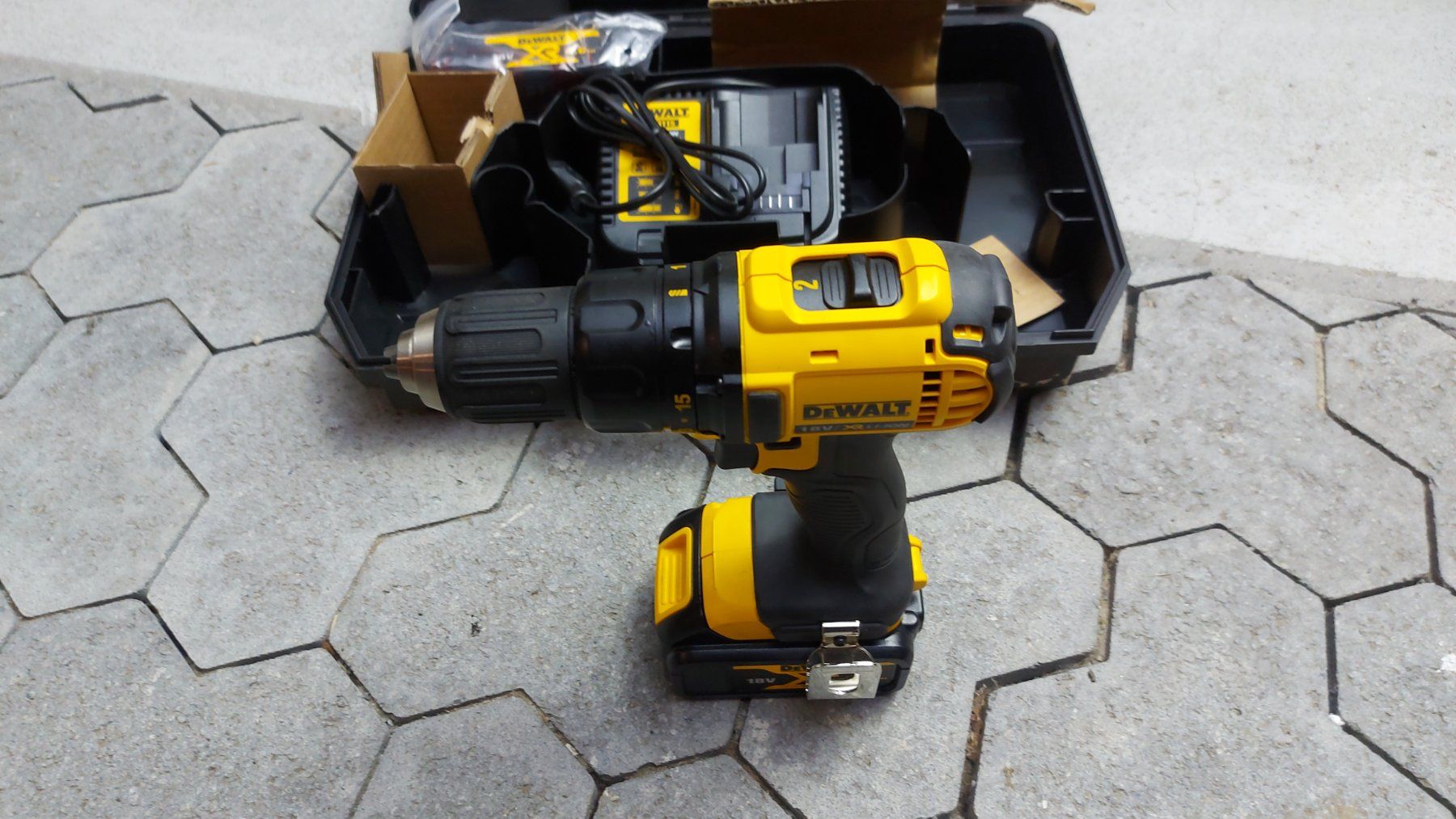 Dewalt Trapani: DeWalt 18V Li-Ion Akku-Bohrschrauber – Nuovo e nell'imballaggio originale da Rickenbach LU venduto da cornel66 7