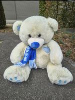 Plüschbär beige mit blauem Schal und Herzmuster 