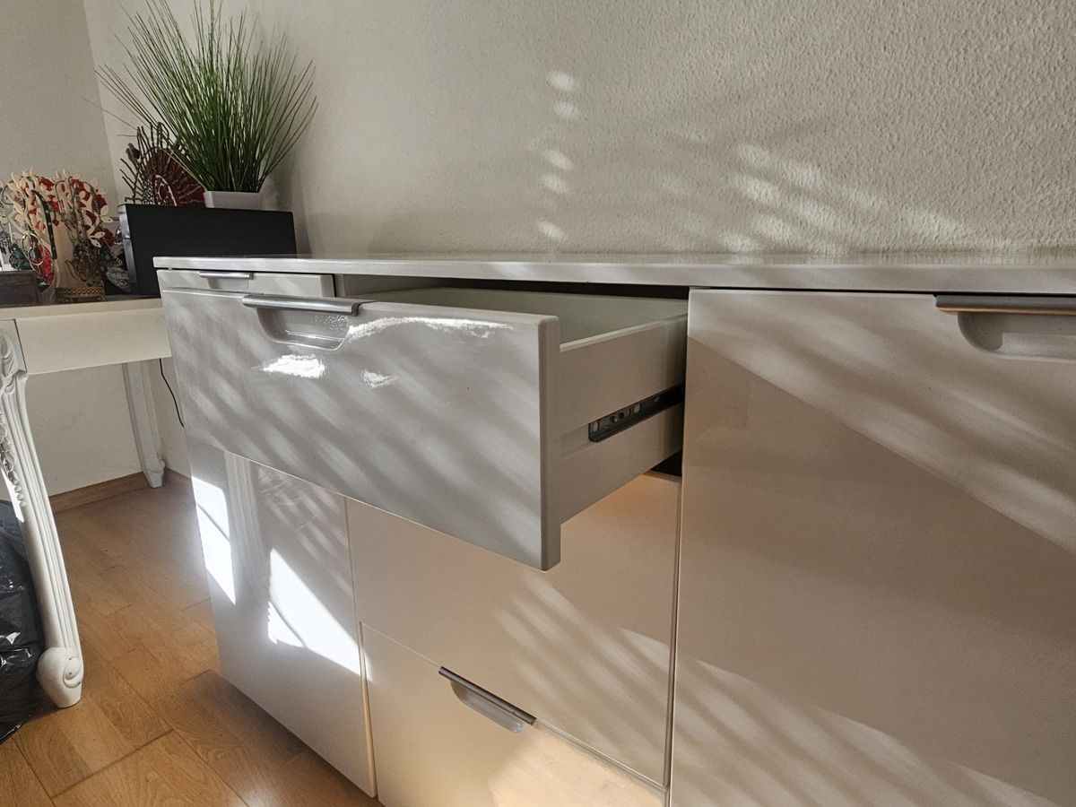 Cassettiere: Hochglanzkommode in weiss zu verschenken! – Usato da Riehen venduto da tie_9ytz 2
