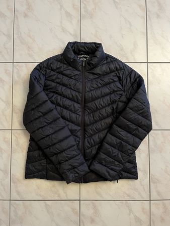 Veste noire légère mais tiens chaud