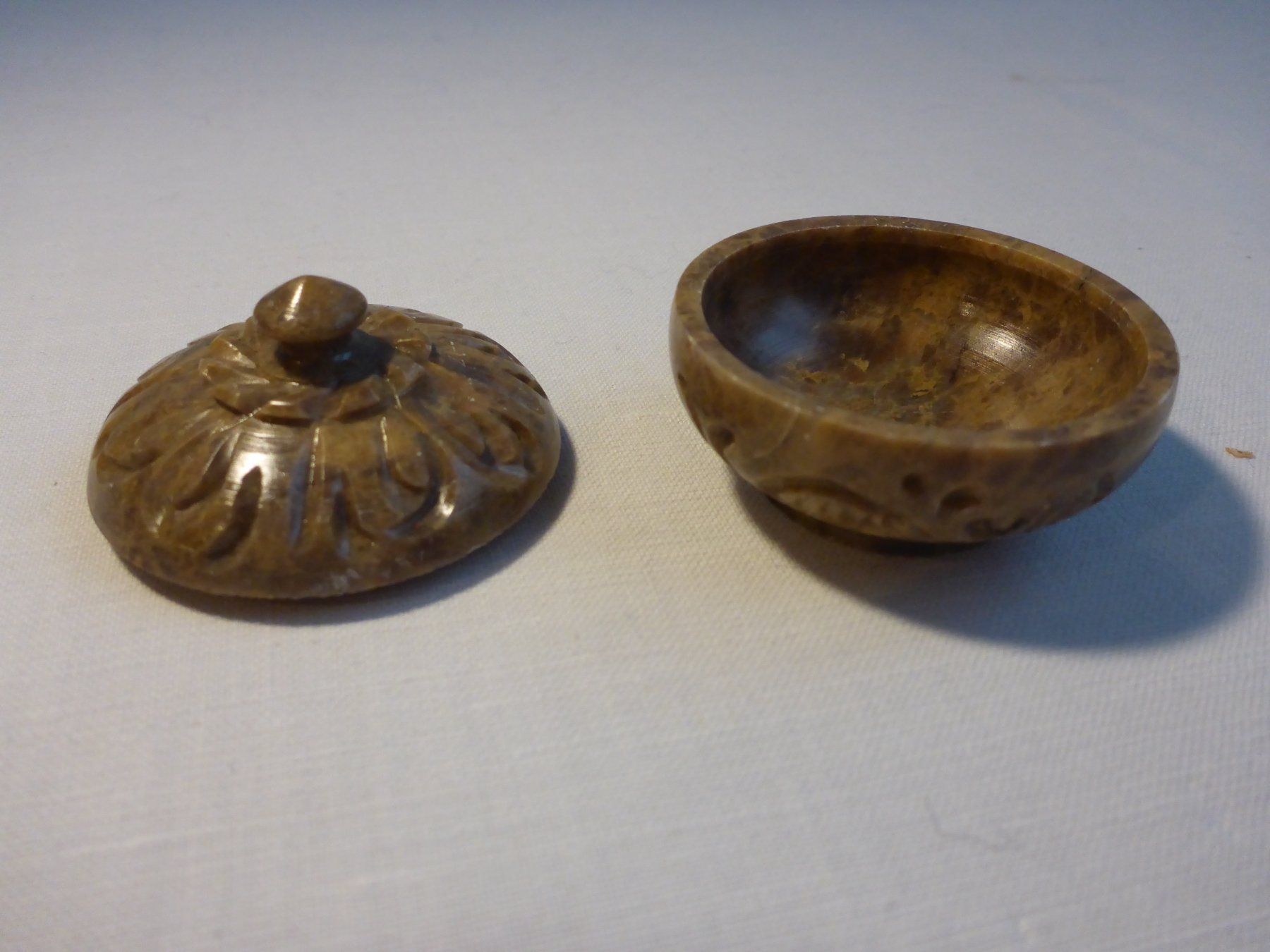 Minerali & Pietre curative: 6 Vintage Dosen aus Stein Speckstein – Usato da Zürich venduto da leia12 8