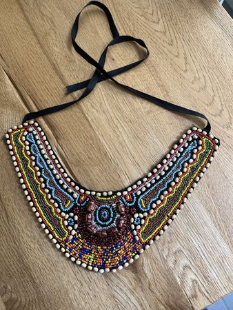 Halskette mit bunten Perlen, Ethno-Stil