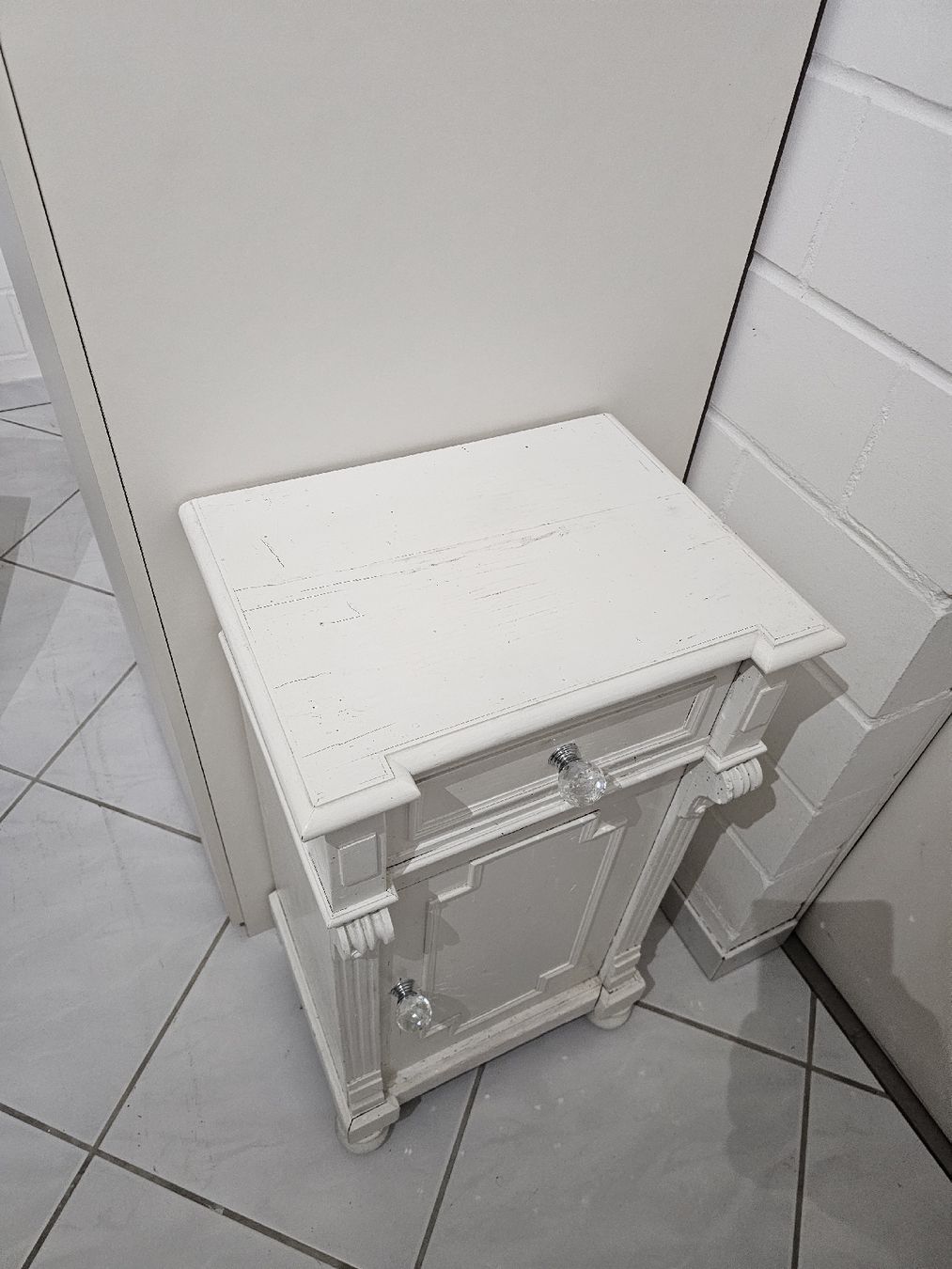 Comodini: Antikes Nachttischchen Shabby Chic weiss – Usato da Obergerlafingen venduto da Deluxepoint 2