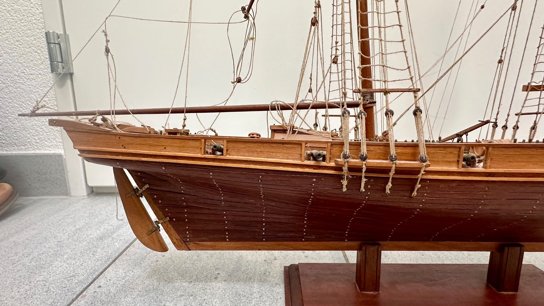 Kit di modellismo & Modellini statici: Holzschiffsmodell mit Ständer - Hingucker für Vitrine – Usato da Hedingen venduto da Banner 1