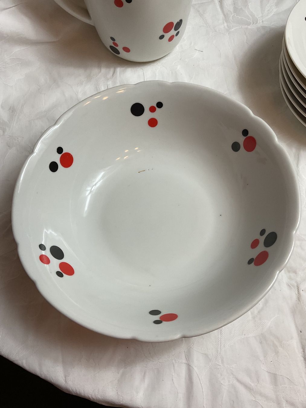 Set di piatti: Geschirr-Set von Langenthal, rote u. schwarze Punkte – Usato da Tecknau venduto da Gluschtikum 5