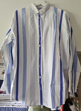 Chemise rayée bleue et blanche, parfaite pour l'été