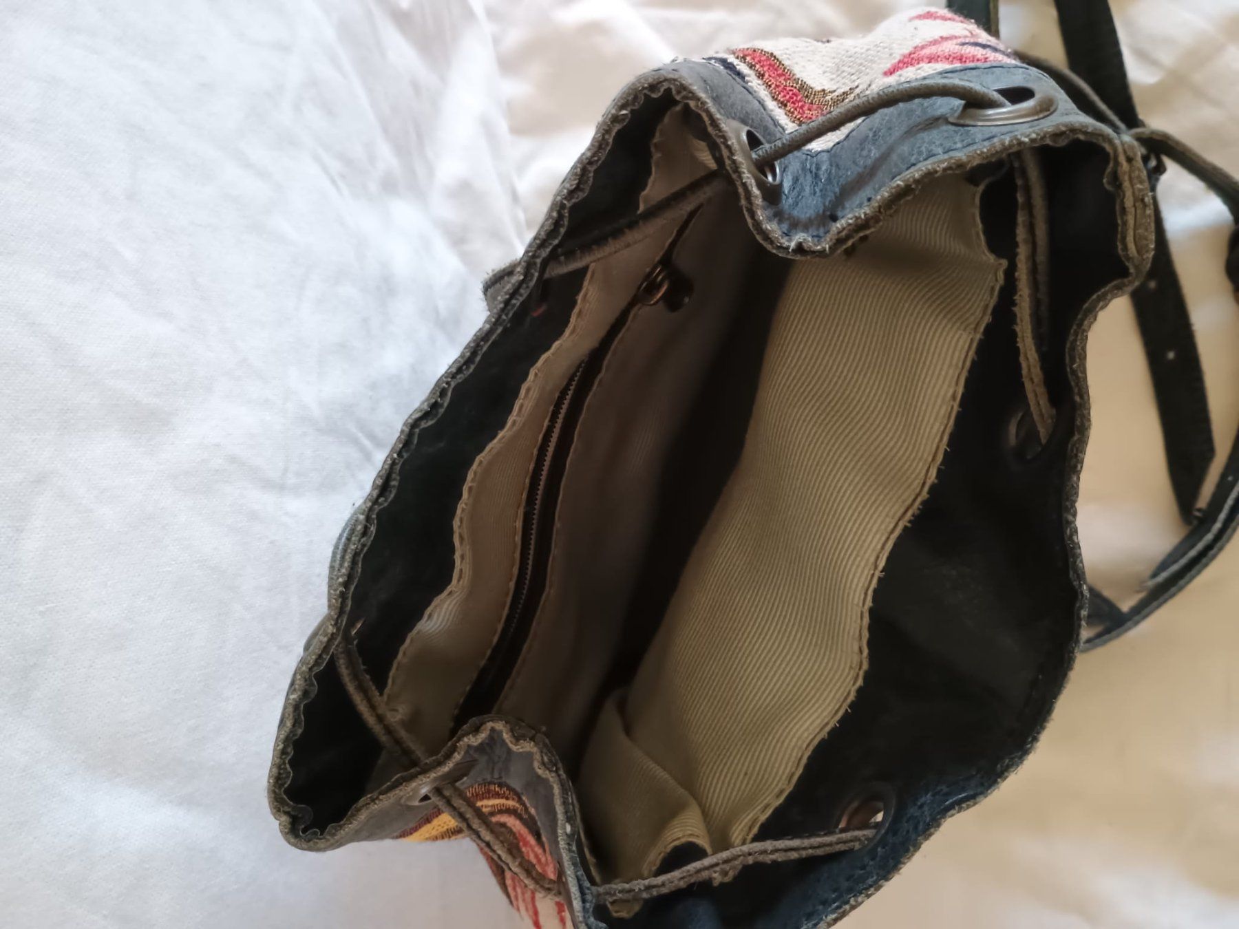 Zaini: Lederrucksack mit Stickoptik – Usato da Zürich venduto da Averandomage 7