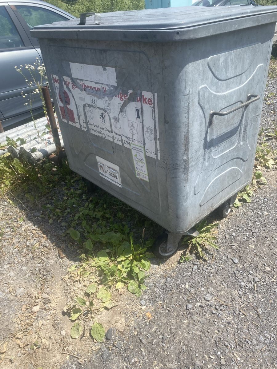 Altro per Ufficio & Commercio: Grosser Abfallcontainer Metall mit Rollen Gebraucht – Usato da Menzingen venduto da Edelmuni7 2