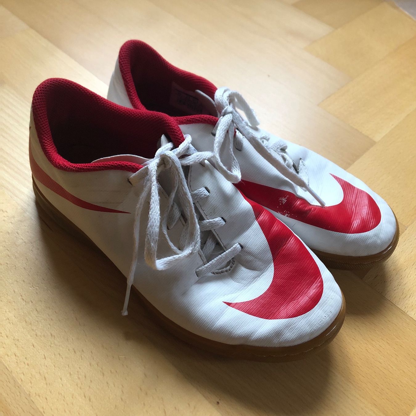 Nike Herrenschuhe: Turnschuhe / Hallenturnschuhe Nike Grösse 37.5 – Gebraucht aus Zürich von rebene