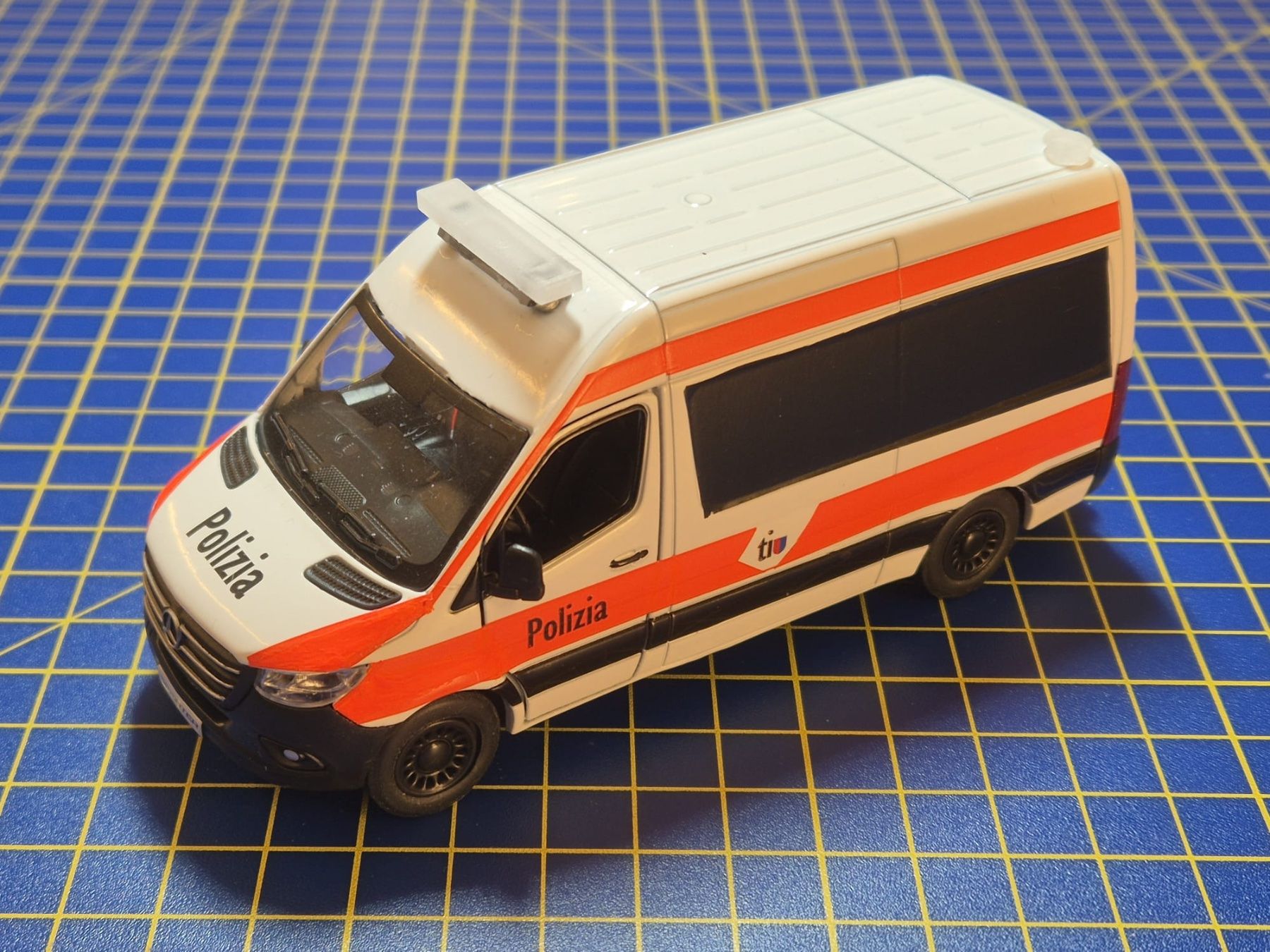 Mercedes-Benz Modellautos: Mercedes Sprinter Kantonspolizei Tessin 1:43 – Gebraucht aus Lachen SZ von myr_qk5y