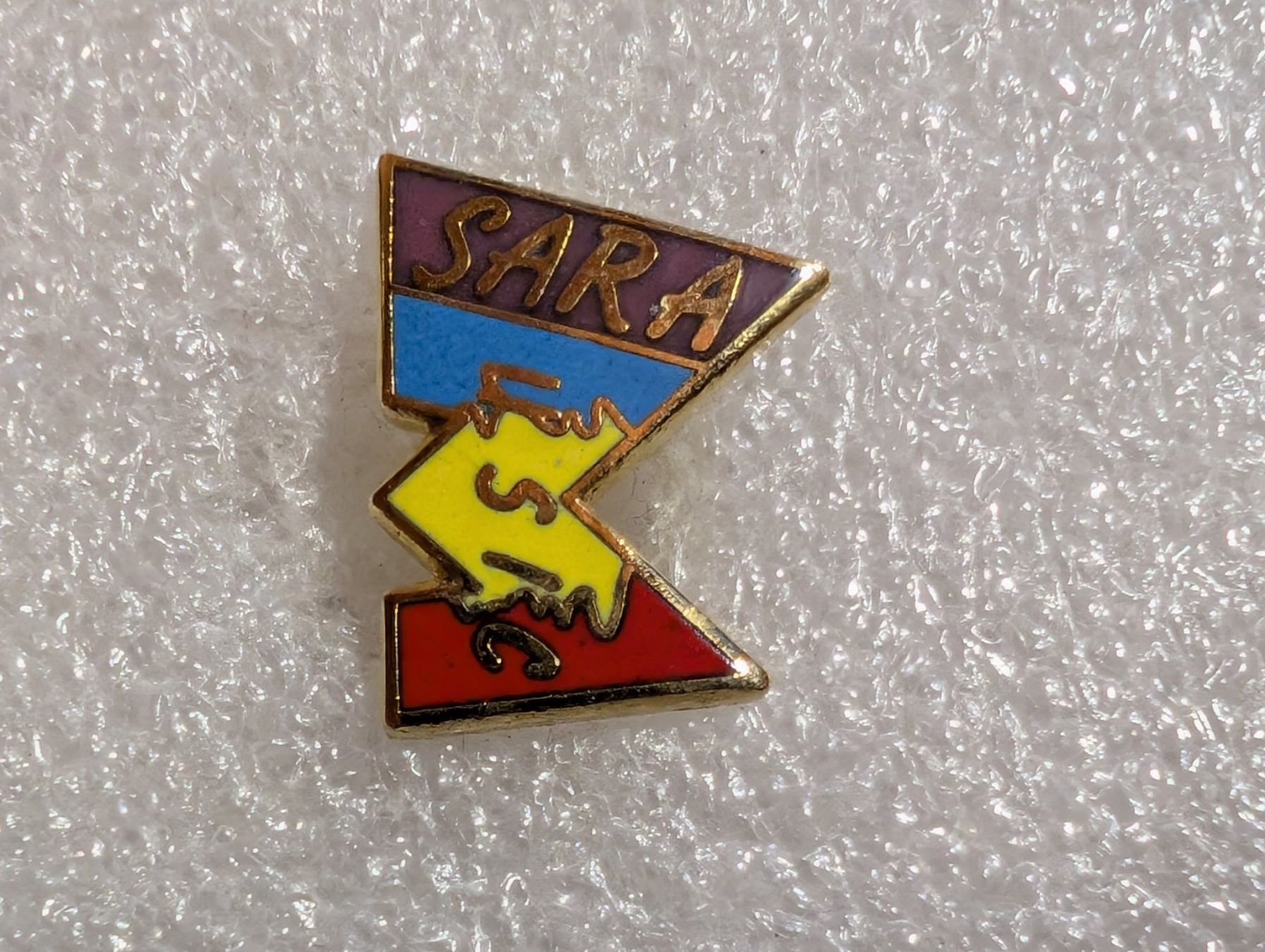 Placchette & Badge: Ansteckpin 274: Sara – Usato da Oppligen venduto da Pin-Fall-Shop