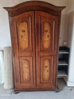 Bauern Holzschrank mit Blumenintarsien gebraucht