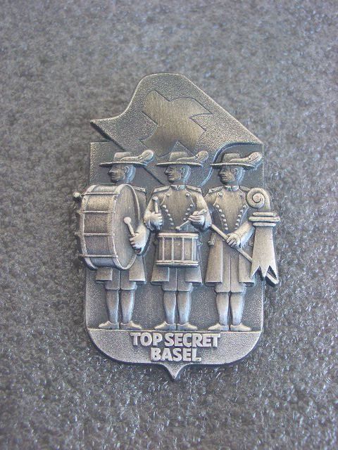 Plaquettes & Badges: TOP SECRET BASEL – D'occasion à Thürnen par Chluuri