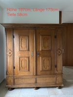 Prachtvoller zweitüriger Barock-Stilschrank aus Massivholz