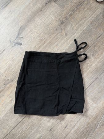 Schwarzer Minirock mit Wrap-around Look
