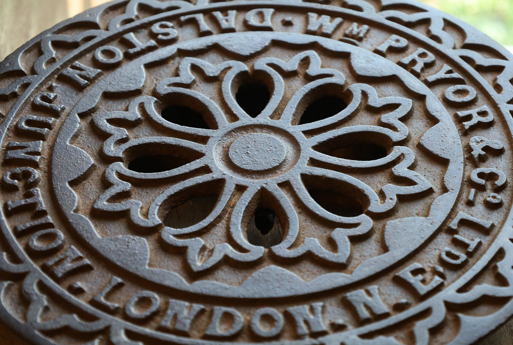 Piatti di portata: Gusseisendeckel, Schachtdeckel "Dalston Junction London" – Usato da Birrwil venduto da brandschatz_birrwil 3