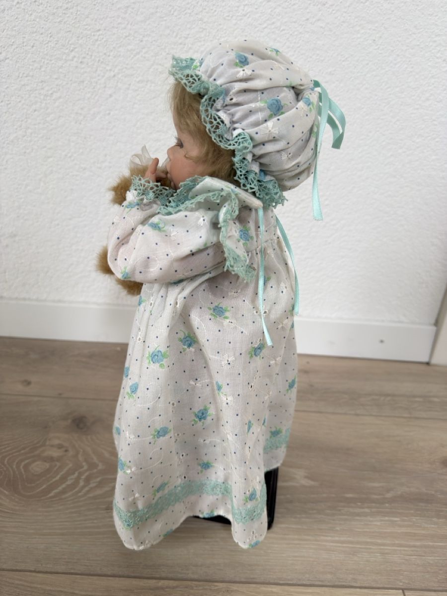 Bambole: Porzellanpuppe mit Teddy 2003, Einzelstück – Usato da Sarmenstorf venduto da Nathaliie_21 2