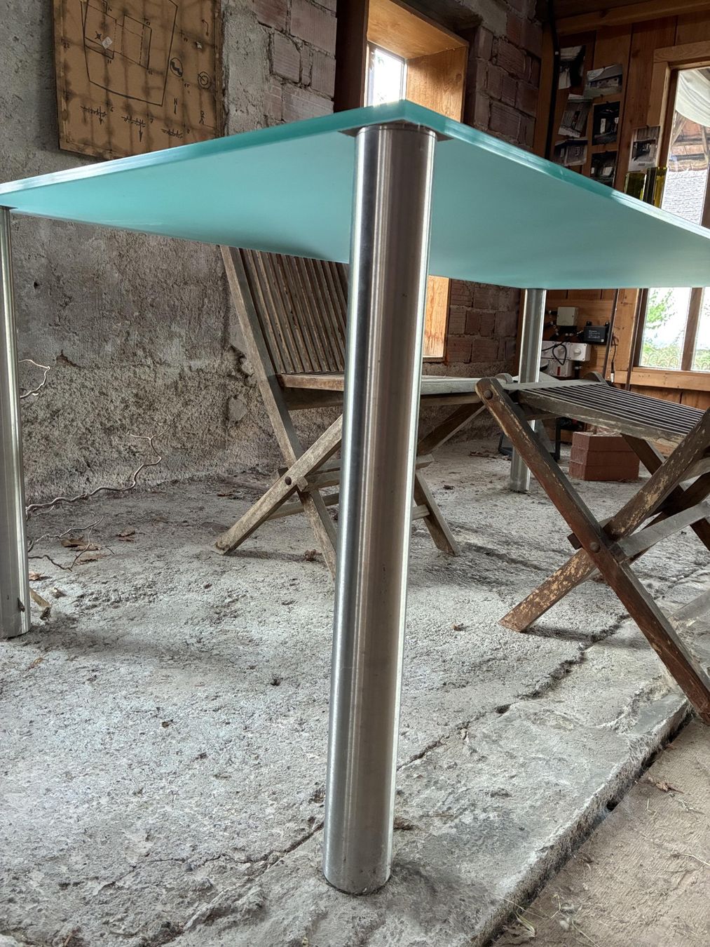 Tables: Tisch Glas satiniert  - Beine Alu rund – D'occasion à Oberkulm par Weberlisa 3