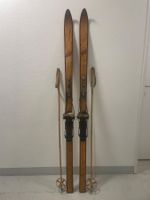 Ski (Nr. 48), Ski der ca. 1950er Jahre mit Stöcken
