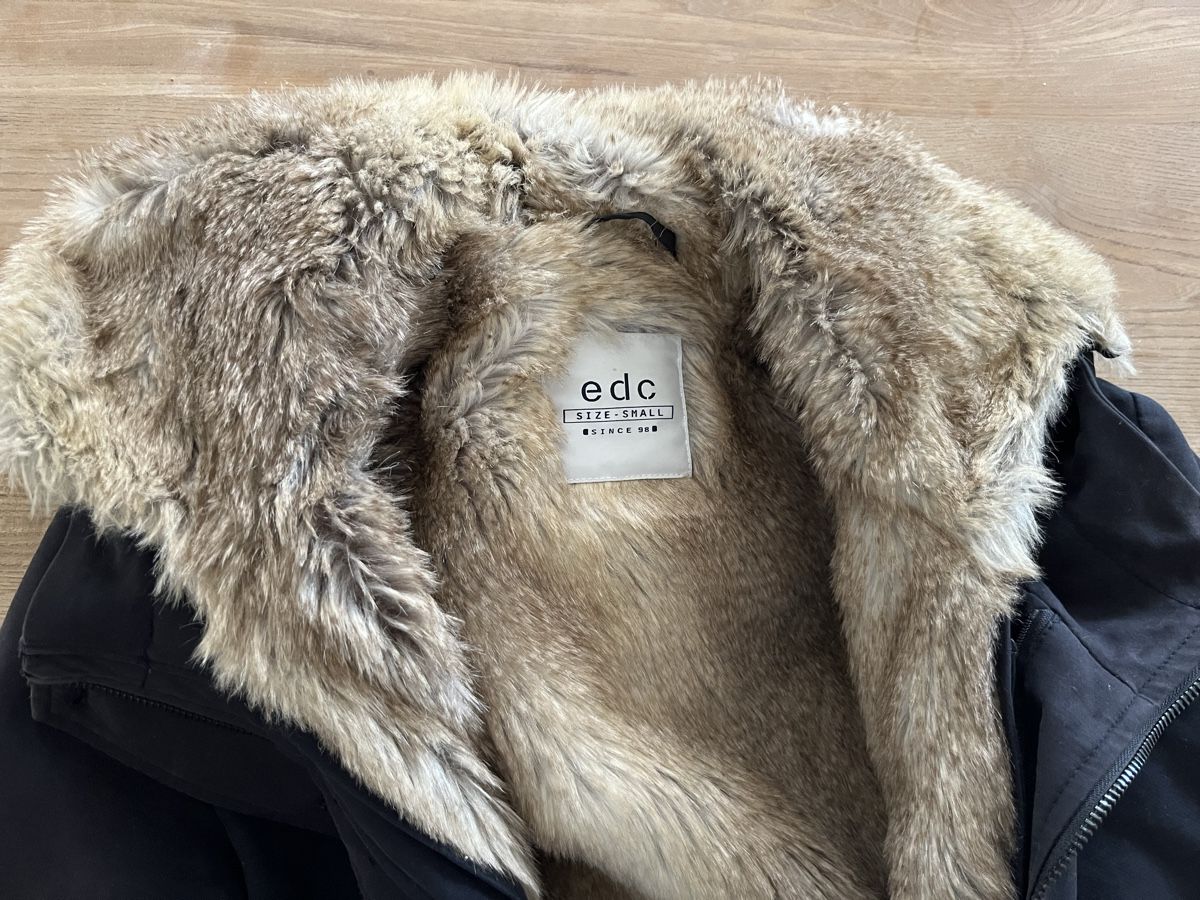 Jacken: Winterjacke mit Fell small – Gebraucht aus Küsnacht ZH von ya___ra 1