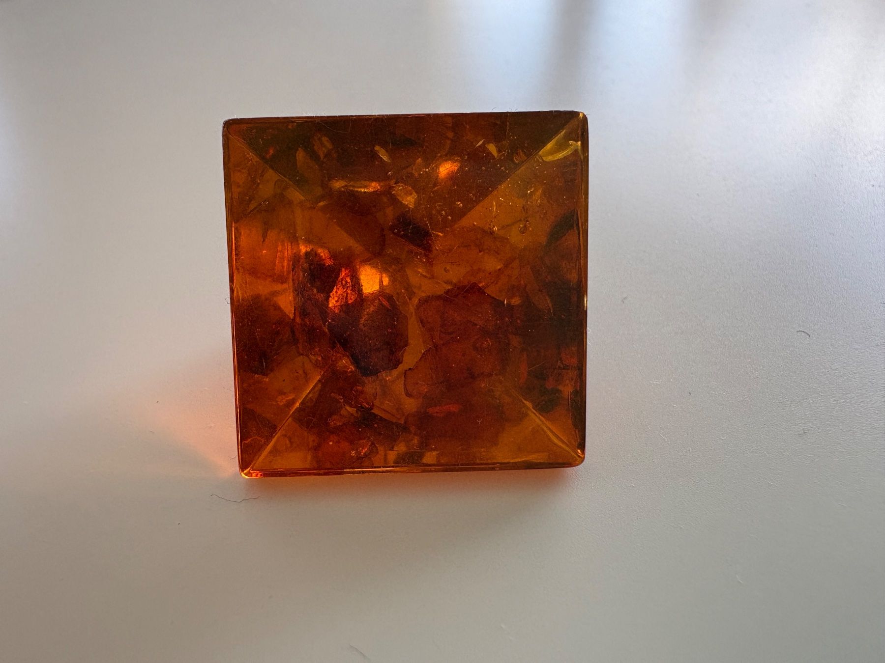 Minerali & Pietre curative: Pyramide d'orgonite avec ambre naturel – Usato da Lausanne venduto da opi_92cn 5