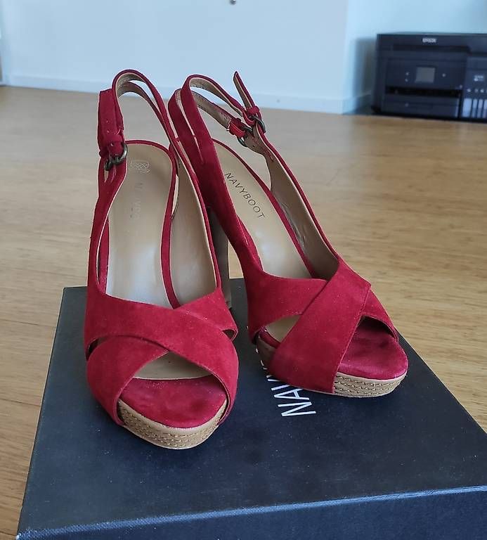 Navyboot Scarpe da donna: Rote wildleder High Heels von Navyboot, Gr. 38 – Nuovo (secondo la descrizione) da Männedorf venduto da Plrt 1