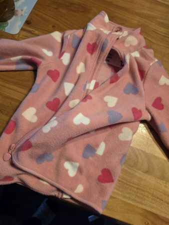 Fleecejacke Kinder rosa mit Herzmuster Grösse 122 gebraucht