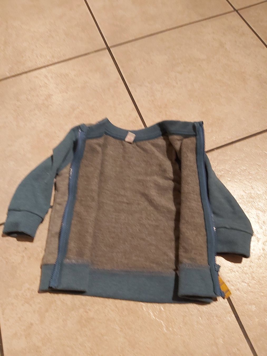 Esprit Lotti & Set di vestiti: Trainerhose mit jacke blau mit dino Gr. 68 . – Usato da Disentis/Mustér venduto da epa_862v 2