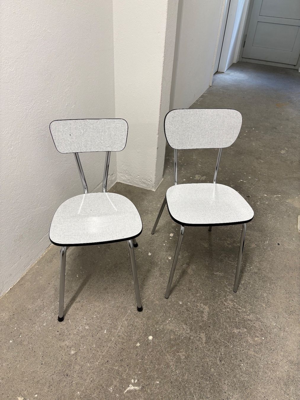 Stühle: 2. Stk. Kelko Stühle grau – Gebraucht aus Bern von Trittbrettdriver