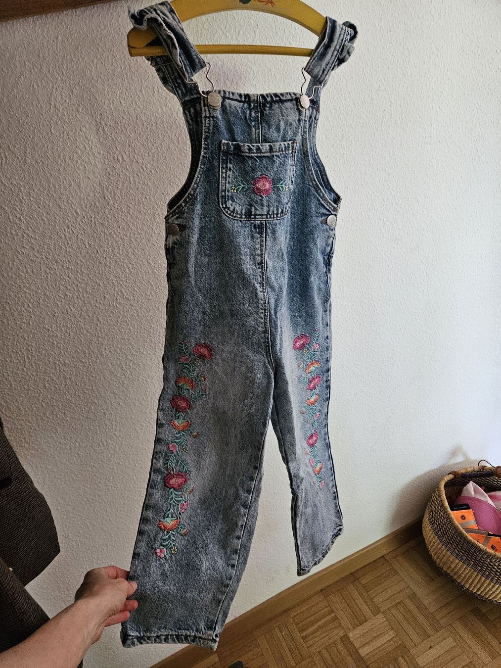 Pantaloni: Latzhose mit Stickerei, Gr. 110 – Nuovo (secondo la descrizione) da Regensdorf venduto da c_est_la_vivie