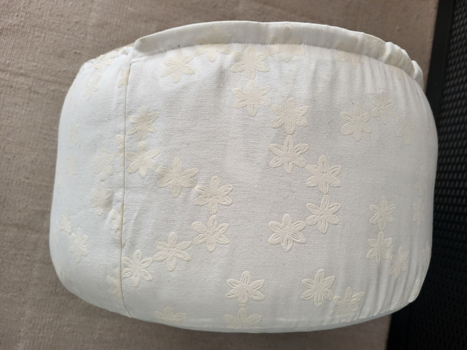 Hocker: LETZTE GELEGENHEIT - weisser schöner Pouf Hocker – Gebraucht aus Zürich von Nuco 1