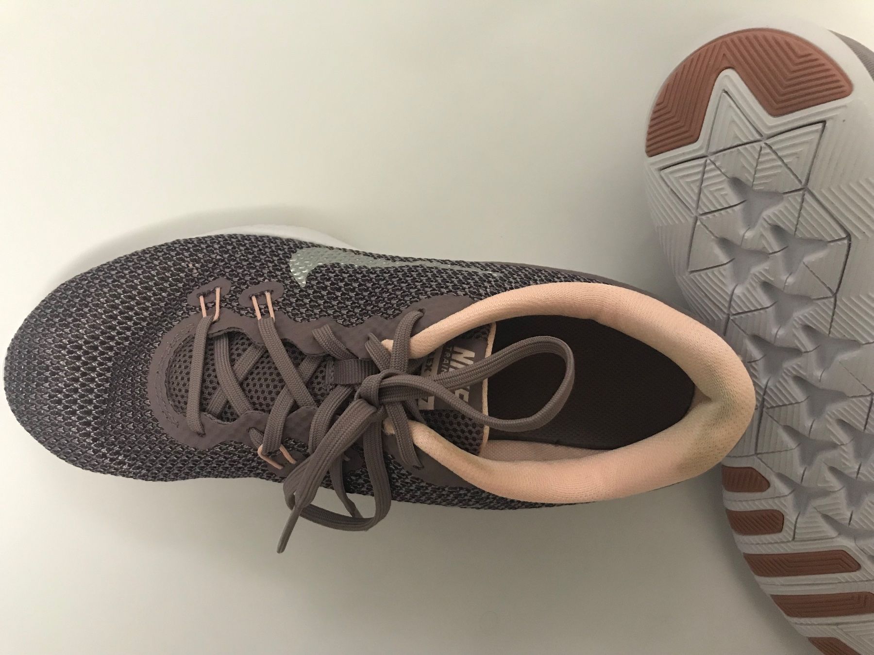 Nike Scarpe da donna: Nike Flex TR 7, Turnschuh Damen, Gr. 40.5, schöne Farbkombi – Usato da Niederteufen venduto da mix18 6