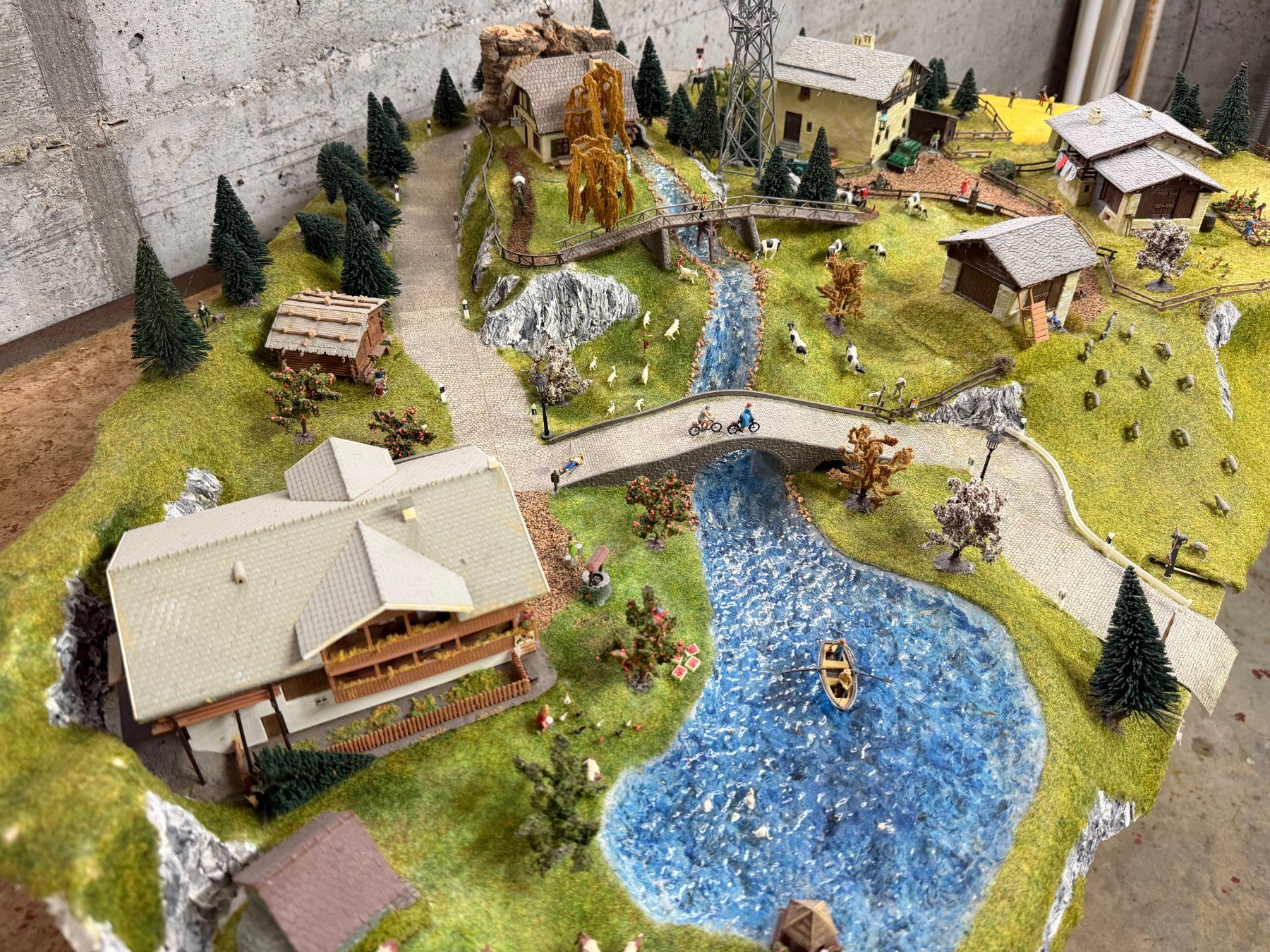 Modellini di ferrovie: Maquette paysage de train HO maison avec éclairage intérieur – Usato da Moutier venduto da Bora33