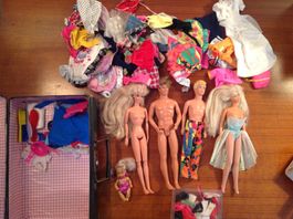 lot barbie et Ken avec habite + valise vintage