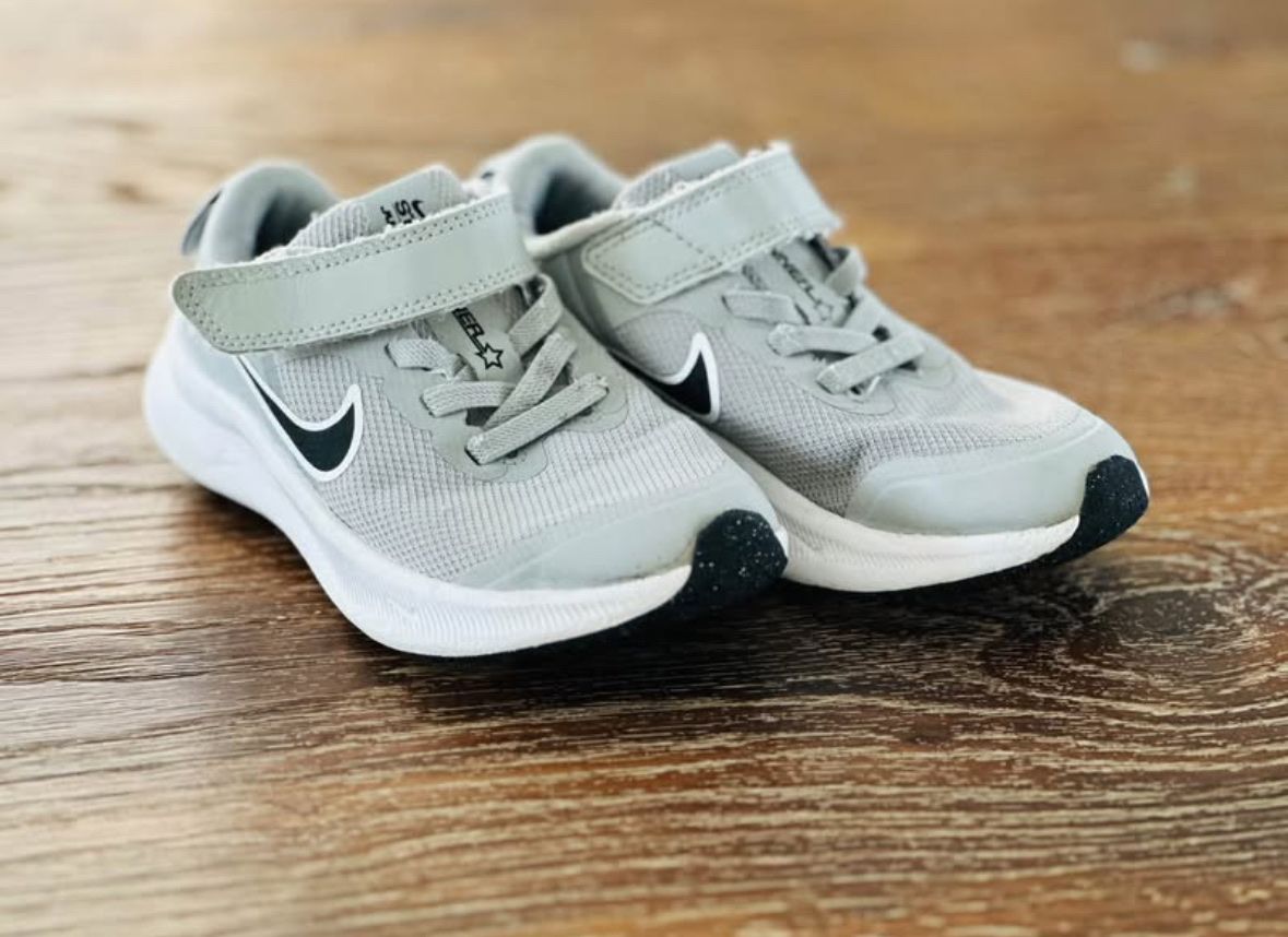 Nike Scarpe per ragazzi: Nike Sneaker / Kinder Sneaker, Farbe silber-grau, Gr. 27.5 – Usato da Münchwilen TG venduto da Braneee