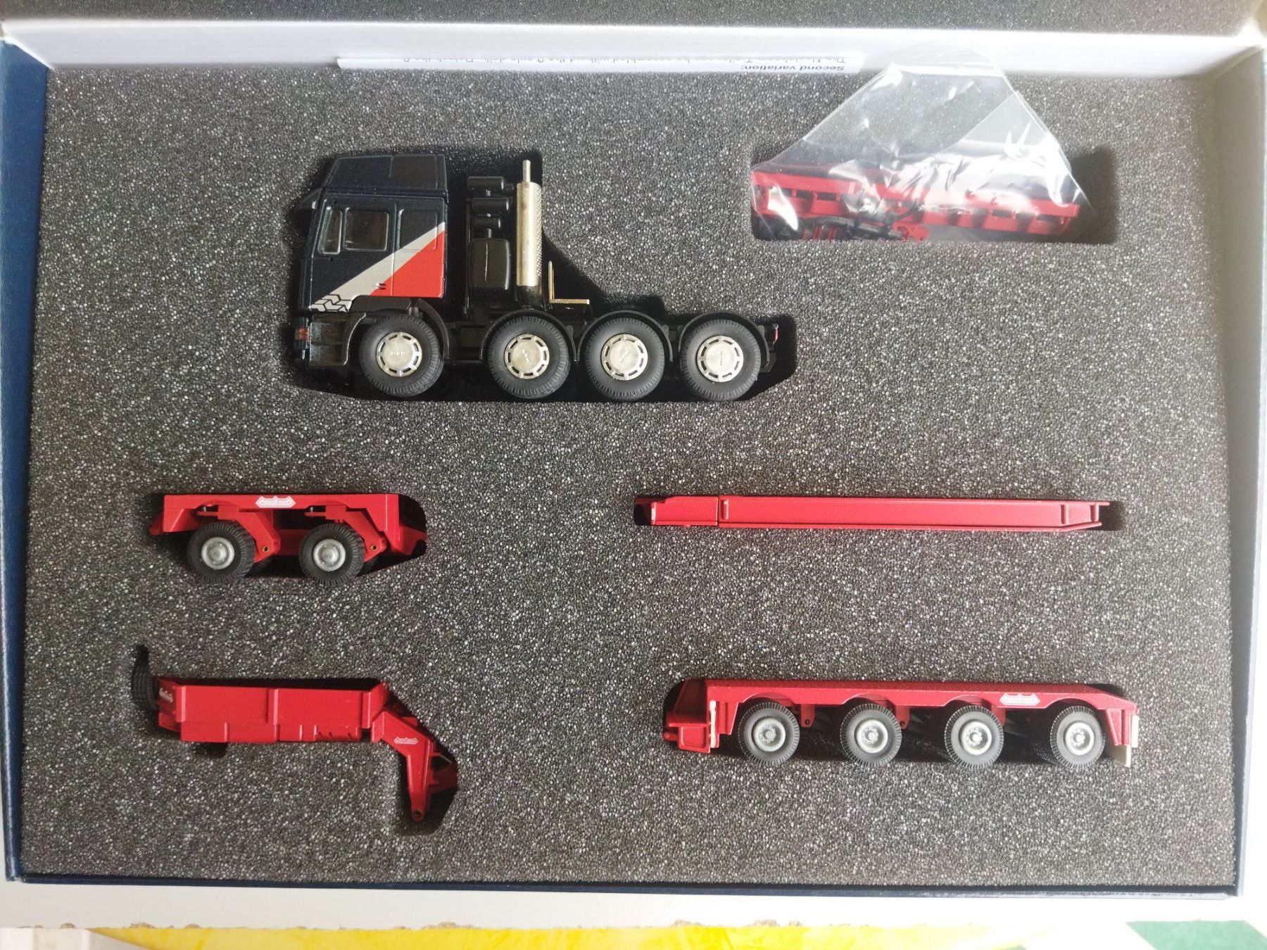 Conrad Kit di modellismo & Modellini statici: MAN E2000 mit Euro lowded trailer von Conrad Modelle 1/50 – Nuovo e nell'imballaggio originale da La Chaux-de-Fonds venduto da Bausaetze