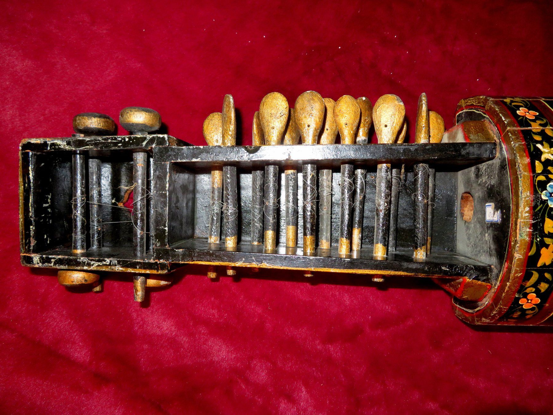 Strumenti musicali: Indischen Zupfinstrument mit eindrucksvoller Bemalung – Usato da Zofingen venduto da Schekke 7