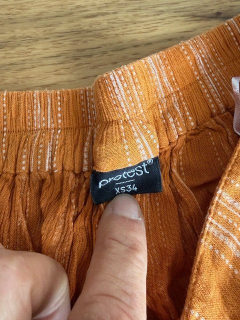 Protest Pantaloni: Schöne Protest Mädchen Shorts Grösse XS / 34 – Usato da Hohenrain venduto da Kiendan 2